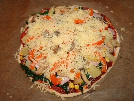 Rezept: bunte Pizza m. Quark-Öl-Teig bunte Pizza m. Quark-Öl-Teig - Rezept