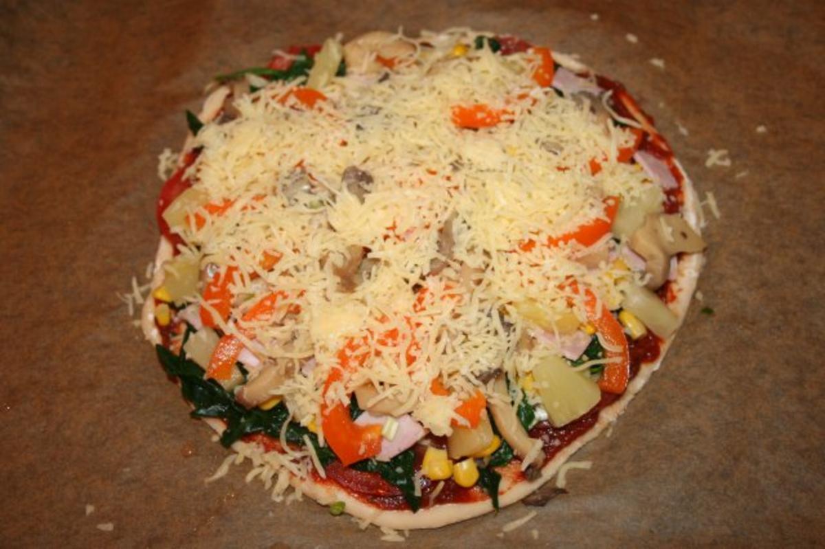 Bilder für bunte Pizza m. Quark-Öl-Teig Rezept