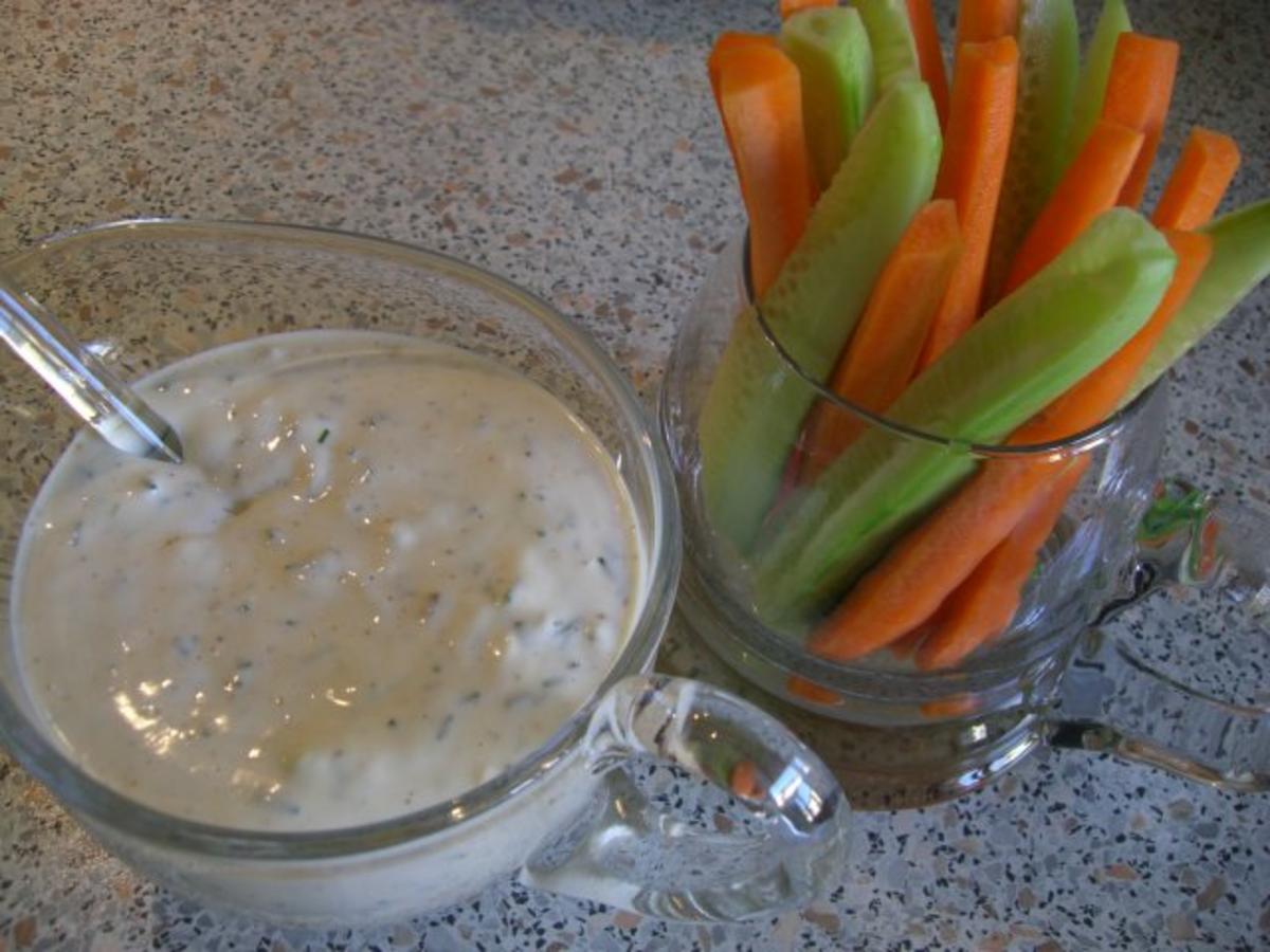 Ranch Dressing oder Dip Sauce mit Möhren u. Salatgurkenstiften