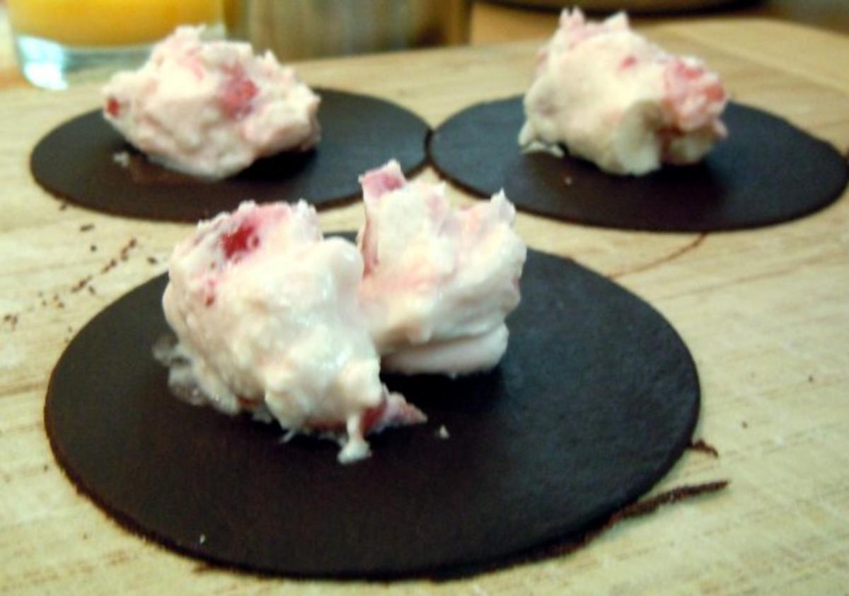 Schoko-Ravioli mit Erdbeerfüllung und Tonkabohnen-Sauce - Rezept - Bild Nr. 6