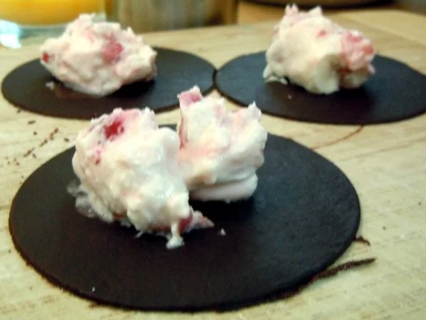 Schoko-Ravioli mit Erdbeerfüllung und Tonkabohnen-Sauce - Rezept - Bild Nr. 6