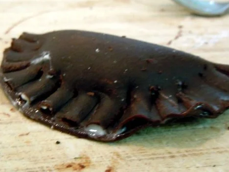 Schoko-Ravioli mit Erdbeerfüllung und Tonkabohnen-Sauce - Rezept - Bild Nr. 7