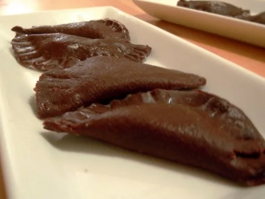 Schoko-Ravioli mit Erdbeerfüllung und Tonkabohnen-Sauce - Rezept - Bild Nr. 8