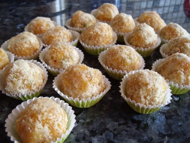 Rezept: Aprikosenkugeln; fruchtige Pralinen oder Energiekugeln Bild Nr. 2 Aprikosenkugeln; fruchtige Pralinen oder Energiekugeln - Rezept - Bild Nr. 2