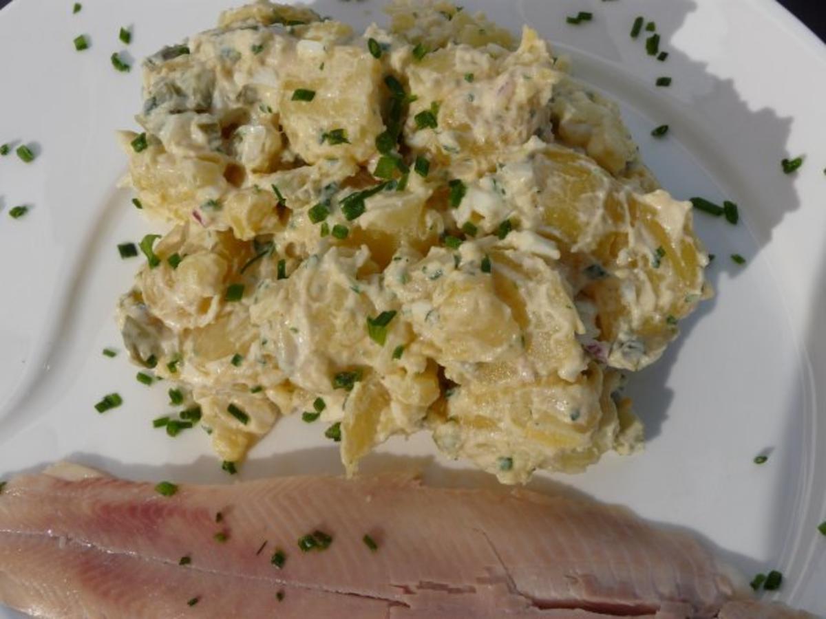 Kartoffelsalat nach Großmutters Art mit Forellenfilets - Rezept