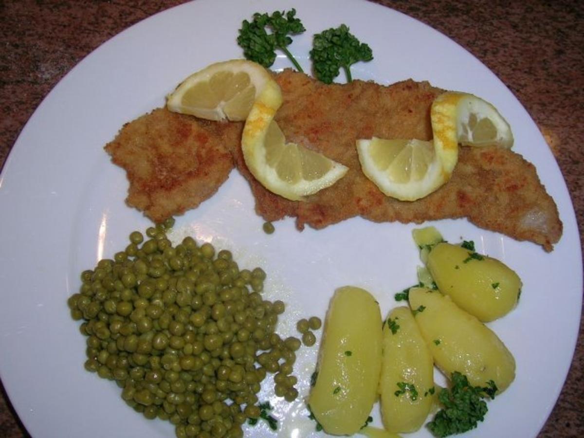 Wiener Schnitzel, das Original, mit neuen  (Petersilien)-kartoffeln und Buttererbsen - Rezept