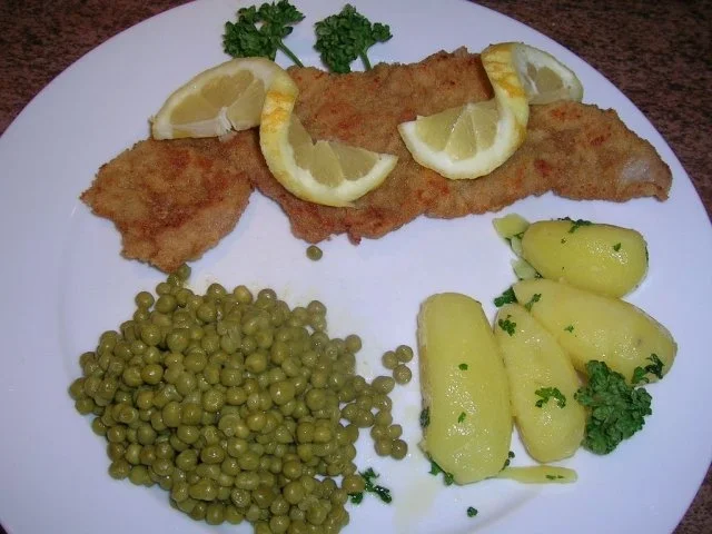 Wiener Schnitzel, das Original, mit neuen  (Petersilien)-kartoffeln und Buttererbsen - Rezept - Bild Nr. 2