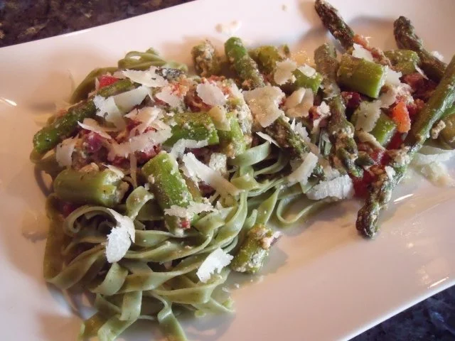 Grüner Spargel mit einer Ziegenkäsesauce an Nudeln - Rezept