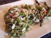 Grüner Spargel mit einer Ziegenkäsesauce an Nudeln - Rezept