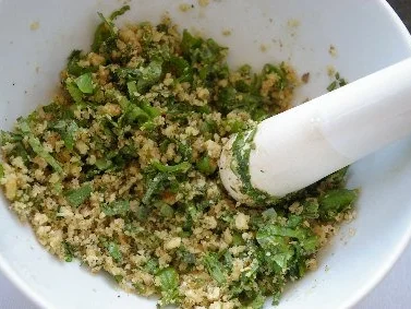 Walnusspesto mit Basilikum, Salbei und Rosmarin - Rezept