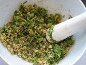 Walnusspesto mit Basilikum, Salbei und Rosmarin - Rezept