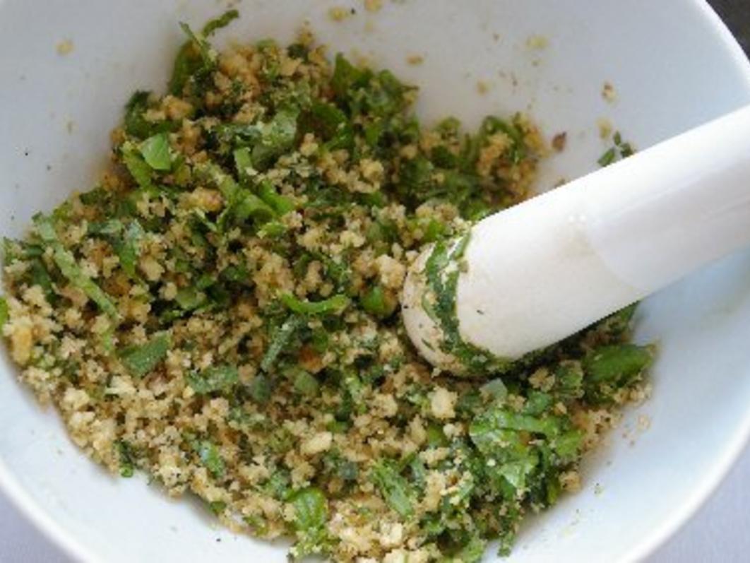 Walnusspesto mit Basilikum, Salbei und Rosmarin - schnell &amp; einfach ...
