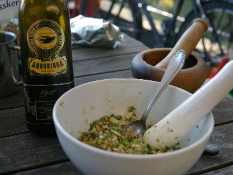 Walnusspesto mit Basilikum, Salbei und Rosmarin - schnell &amp; einfach ...