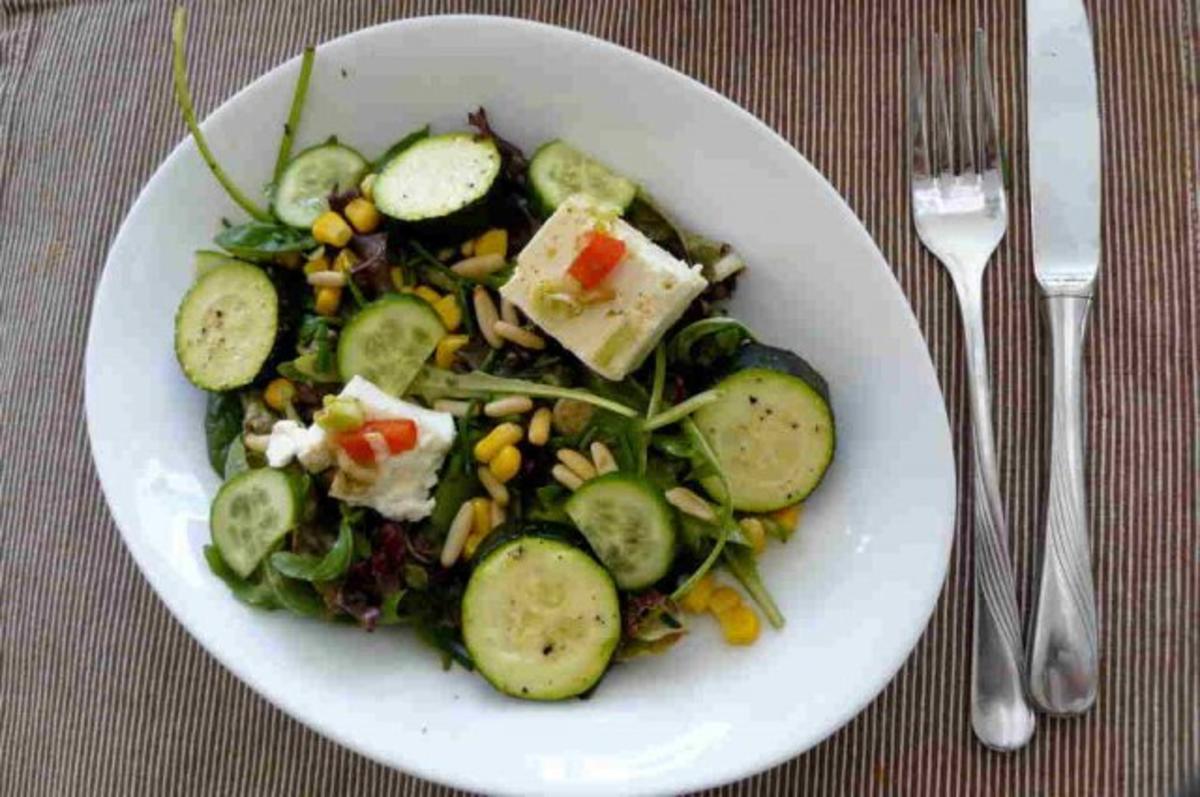 Salat mit Hirtenkäse und Zucchini - Rezept