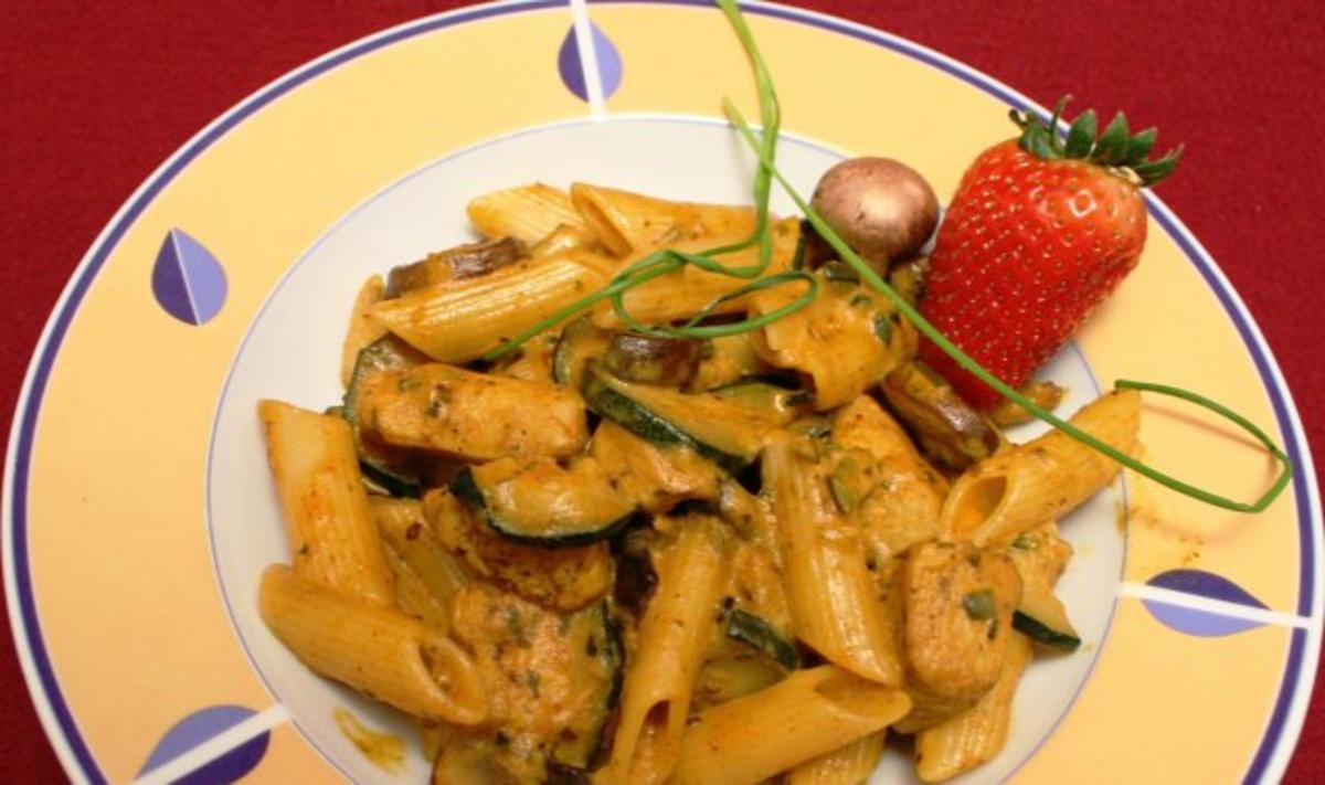 &amp;quot;Penne Honey&amp;quot; - Nudelpfanne mit Hühnchen und Gemüse - Rezept - kochbar.de