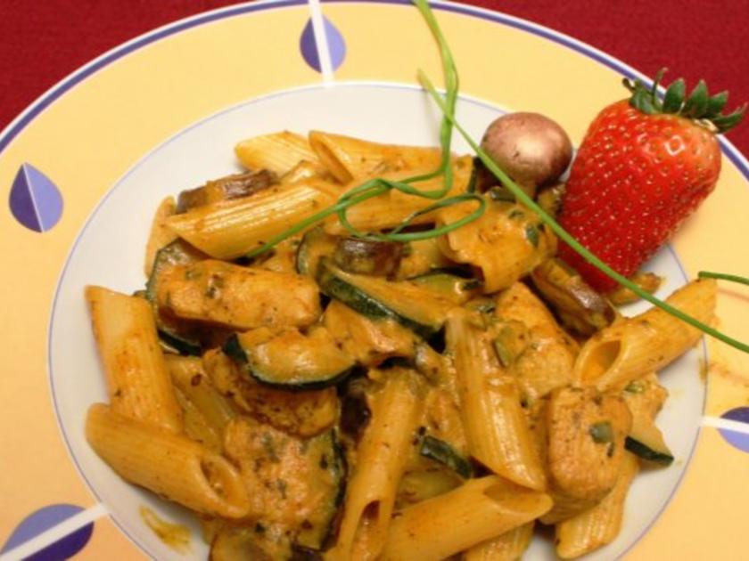Penne Honey Nudelpfanne mit Hühnchen und Gemüse - schnell &amp; einfach ...