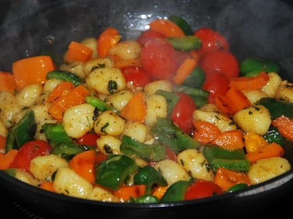 Gefülltes Saltimbocca von der Roasterbrust mit Kräuter-Gnocci-Ratatouille - Rezept - Bild Nr. 8