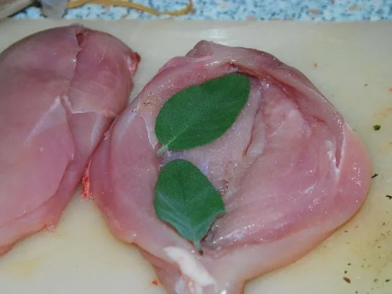 Gefülltes Saltimbocca von der Roasterbrust mit Kräuter-Gnocci-Ratatouille - Rezept - Bild Nr. 2