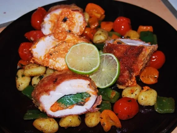 Gefülltes Saltimbocca von der Roasterbrust mit Kräuter-Gnocci-Ratatouille - Rezept