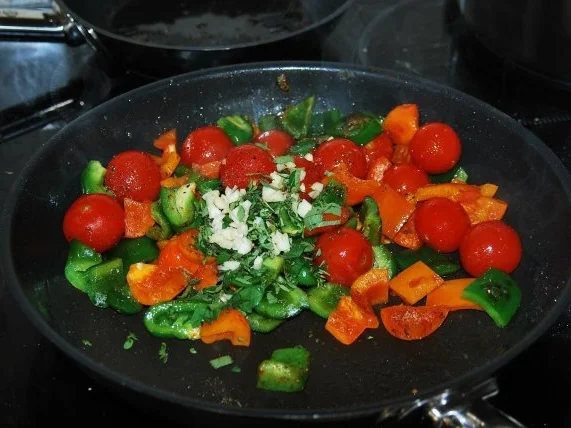 Gefülltes Saltimbocca von der Roasterbrust mit Kräuter-Gnocci-Ratatouille - Rezept - Bild Nr. 7