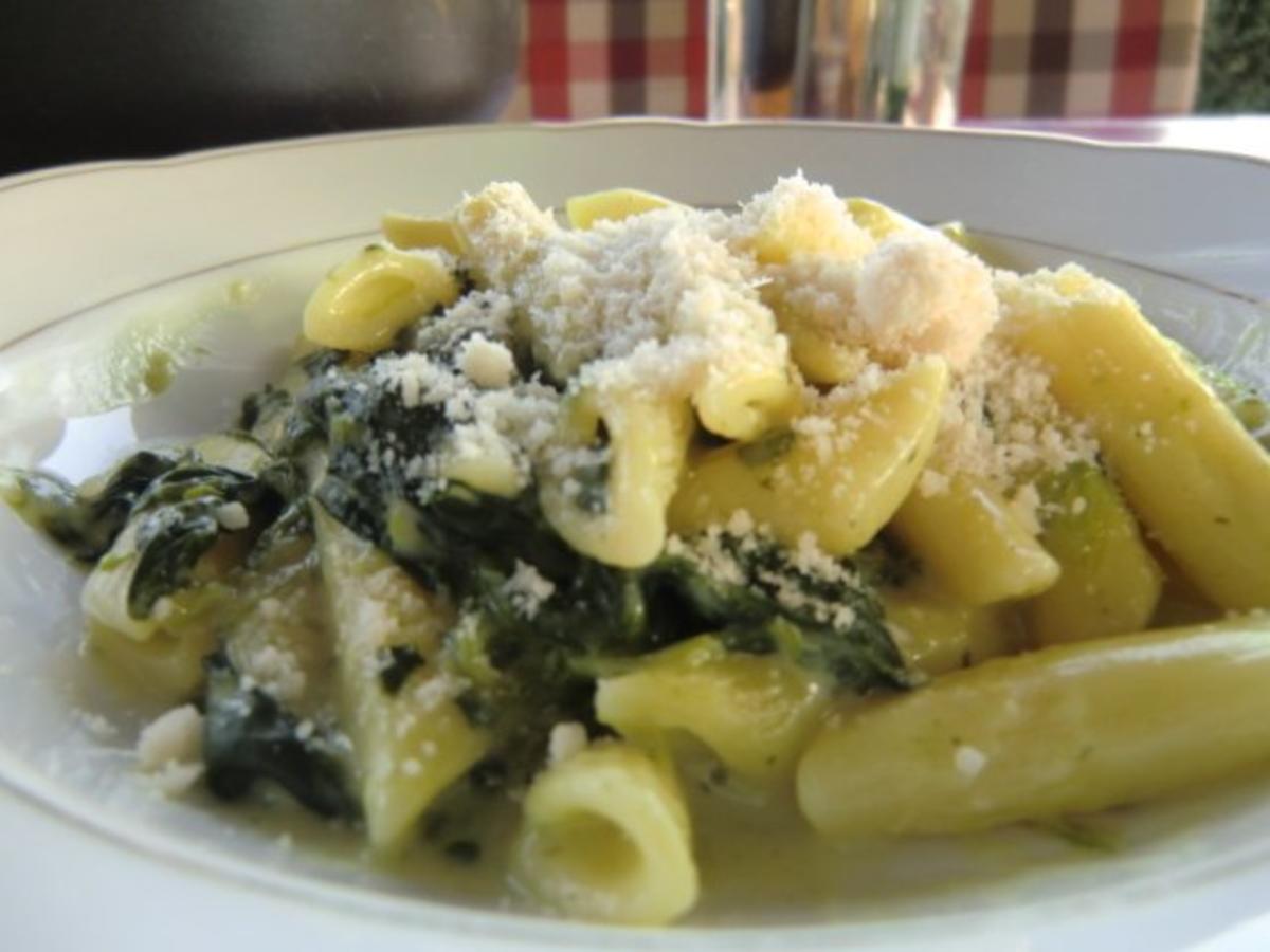 Penne mit Spinat und Gorgonzolasoße - Rezept - kochbar.de