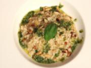 Pinienkern-Frühlingszwiebel-Risotto mit Basilikum-Pesto - Rezept