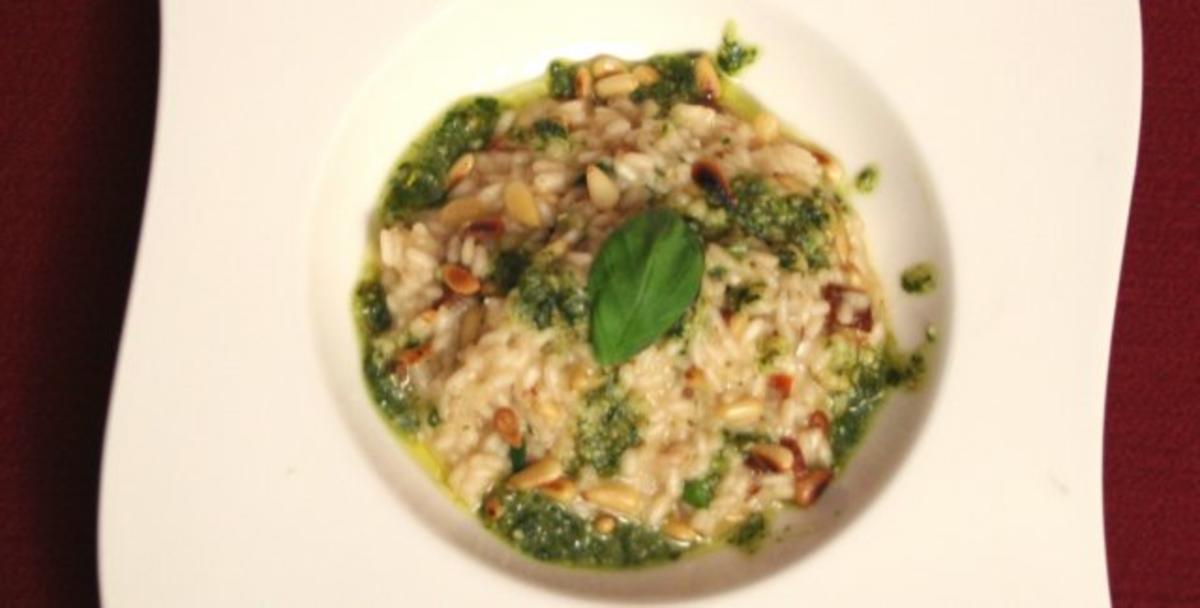 Bilder für Pinienkern-Frühlingszwiebel-Risotto mit Basilikum-Pesto - Rezept