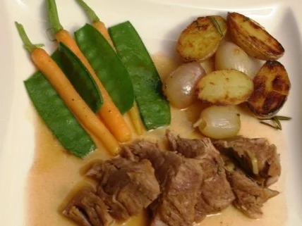 Rezept: Kalbshaxe mit karamellisierten Schalotten und Frühlingsgemüse Kalbshaxe mit karamellisierten Schalotten und Frühlingsgemüse - Rezept