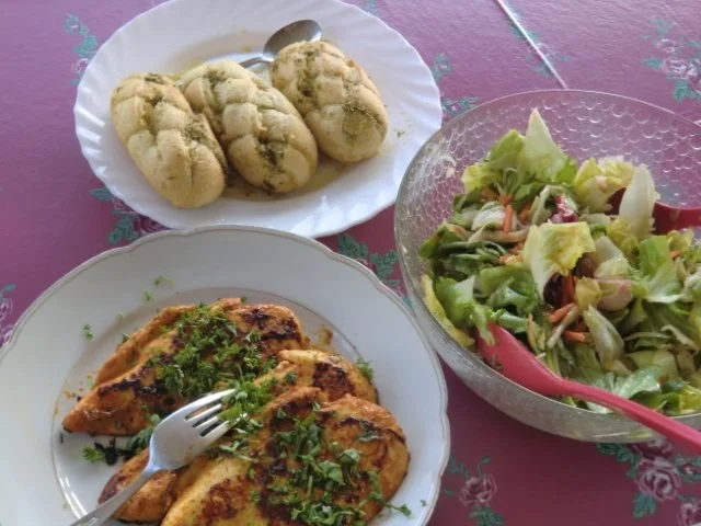 Hähnchenschnitzel mariniert mit Kräuter-Baguette und Salat - Rezept - Bild Nr. 2