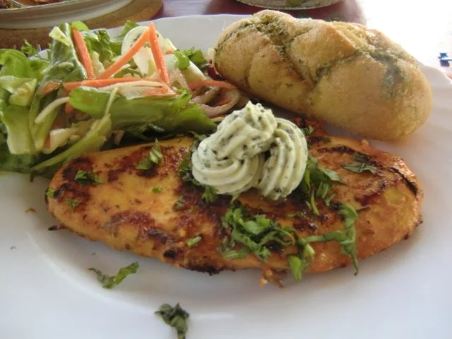 Hähnchenschnitzel mariniert mit Kräuter-Baguette und Salat - Rezept - Bild Nr. 3