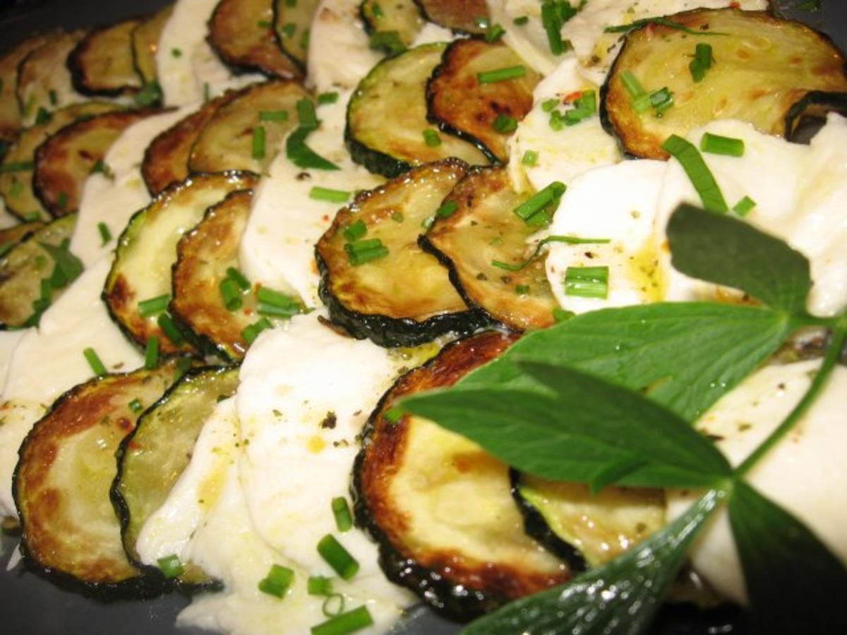 Zucchini-Mozzarella-Salat - Rezept mit Bild - kochbar.de