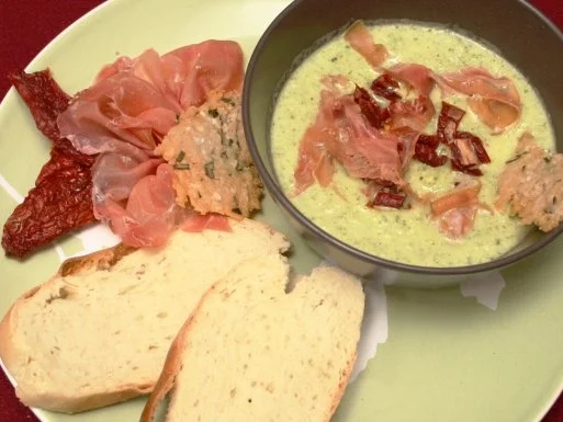 Zucchinicremesuppe mit Serranoschinken und getrockneten Tomaten - Rezept
