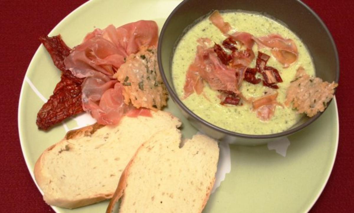 Zucchinicremesuppe mit Serranoschinken und getrockneten Tomaten ...