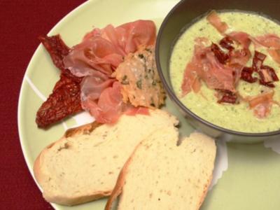 Rezept: Zucchinicremesuppe mit Serranoschinken und getrockneten Tomaten Zucchinicremesuppe mit Serranoschinken und getrockneten Tomaten - Rezept