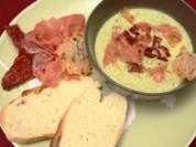 Zucchinicremesuppe mit Serranoschinken und getrockneten Tomaten - Rezept