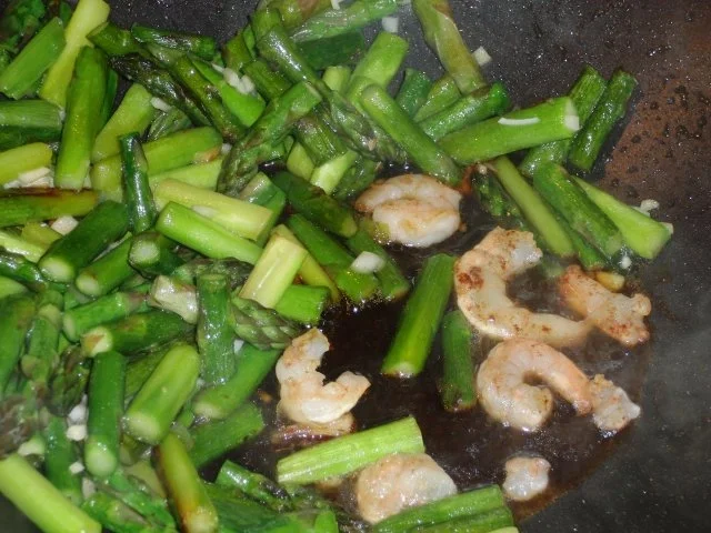Gemüse : Spargel im Wok, ein fantastisches Grün mit Garnelen - Rezept - Bild Nr. 4