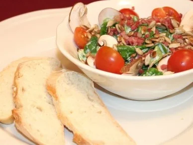 Feldsalat spezial mit Joghurtdressing und frisch gebackenem Brot - Rezept