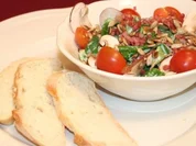 Feldsalat spezial mit Joghurtdressing und frisch gebackenem Brot - Rezept