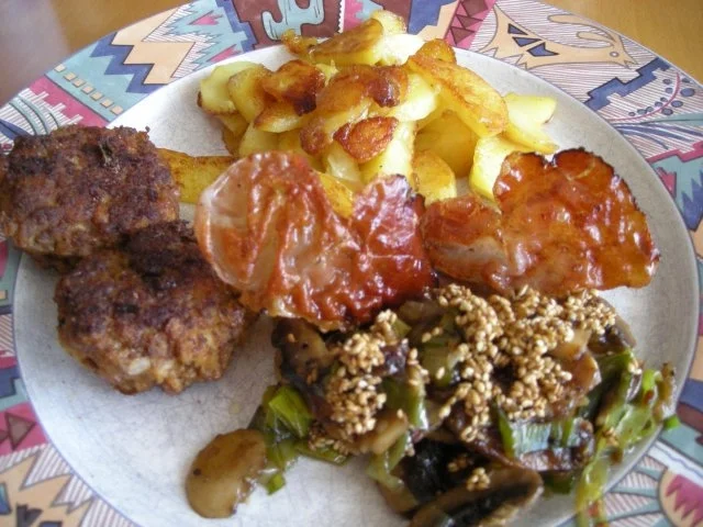 Frikadellen mit Championgemüse und Sesam - Rezept