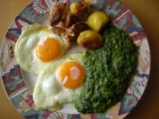 Spinat, Spiegelei & Bratzkartoffeln - Rezept