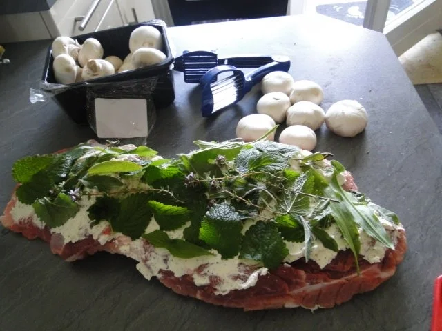 Rezept: Rollbraten selber gefüllt mit Frischkäse und vielen Kräutern (Fotos) Bild Nr. 3 Rollbraten selber gefüllt mit Frischkäse und vielen Kräutern (Fotos) - Rezept - Bild Nr. 3