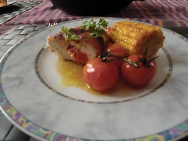 Hähnchenbrust gefüllt, an gebratenen Maiskolben und Tomätchen - Rezept