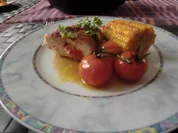 Hähnchenbrust gefüllt, an gebratenen Maiskolben und Tomätchen - Rezept