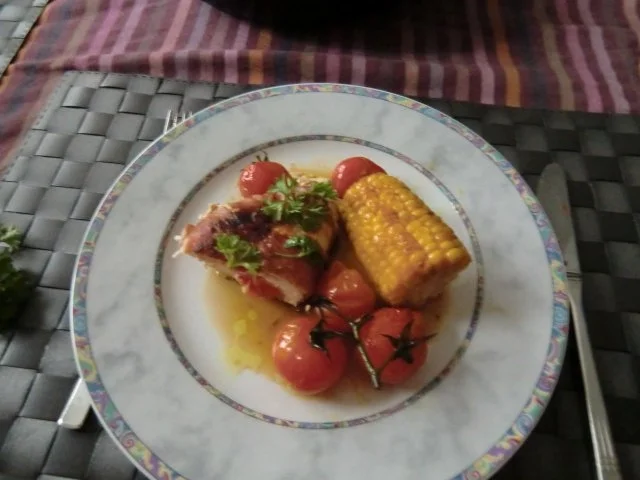 Hähnchenbrust gefüllt, an gebratenen Maiskolben und Tomätchen - Rezept - Bild Nr. 2