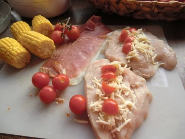 Hähnchenbrust gefüllt, an gebratenen Maiskolben und Tomätchen - Rezept - Bild Nr. 4