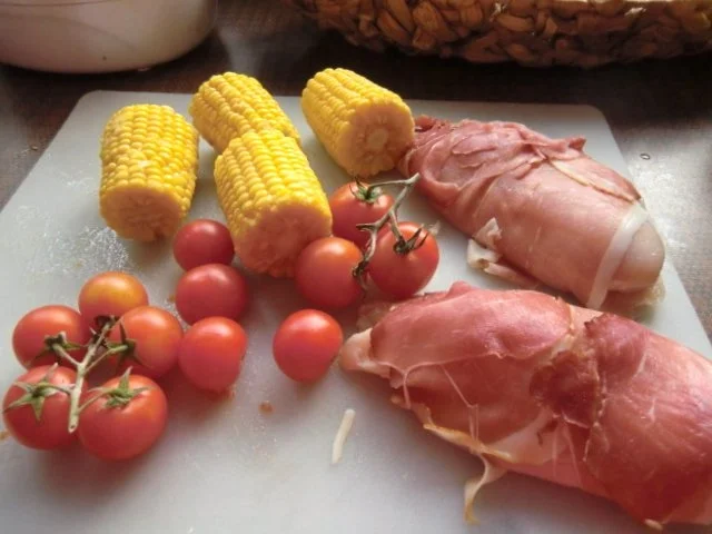 Hähnchenbrust gefüllt, an gebratenen Maiskolben und Tomätchen - Rezept - Bild Nr. 5