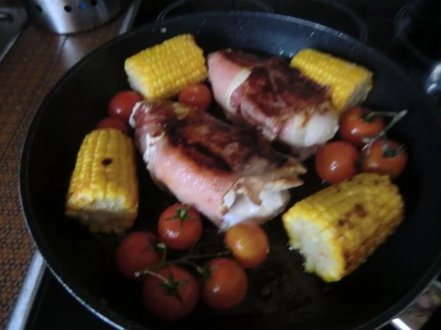 Hähnchenbrust gefüllt, an gebratenen Maiskolben und Tomätchen - Rezept - Bild Nr. 6