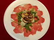 Rindercarpaccio mit Steinpilzen, Rucola und Trüffelöl (Felix Baumgartner) - Rezept