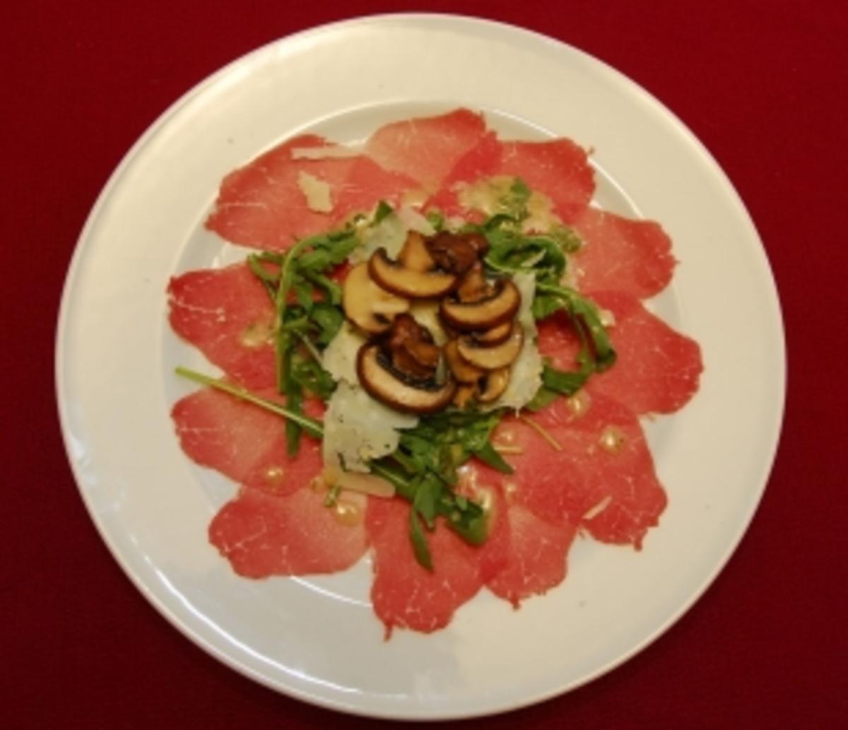 Bilder für Rindercarpaccio mit Steinpilzen, Rucola und Trüffelöl (Felix Baumgartner) - Rezept