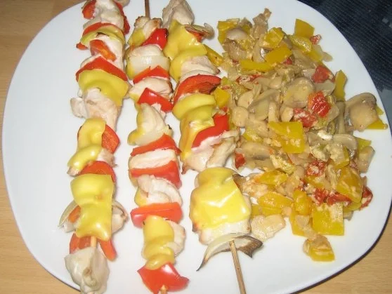 Rezept: Überbackene Putenspieße mit Champignonpfanne Überbackene Putenspieße mit Champignonpfanne - Rezept